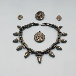 Colar, brincos, broche e pingente, c.1870 (jato Whitby)